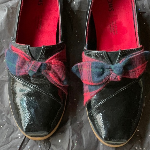 ⚫️🔴 TOMS BLACK PATIENT LEATHER SHOES WITH PLAID BOWS 🔴⚫️ - Picture 12 of 16